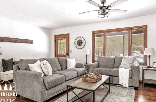 Winter Getaway! Hot tub, fishing, hiking, cozy