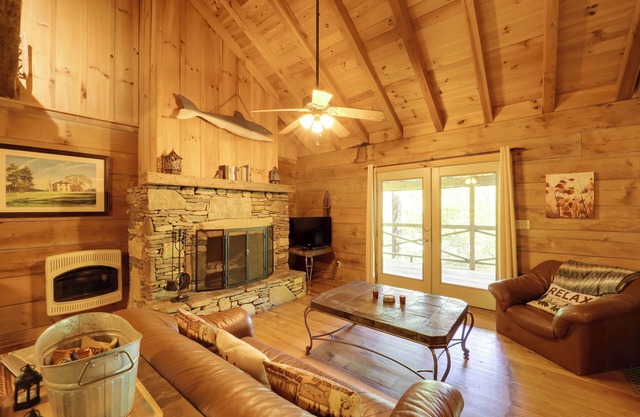 Winter Hiking + Hot Tub Soaks! Marion Mtn Cabin