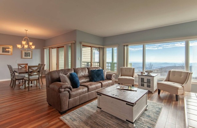 WINTERGREEN RESORT HOME WITH BLUE RIDGE VIEWS