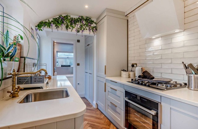 Wisteria Cottage - Two Bedroom House, Sleeps 4