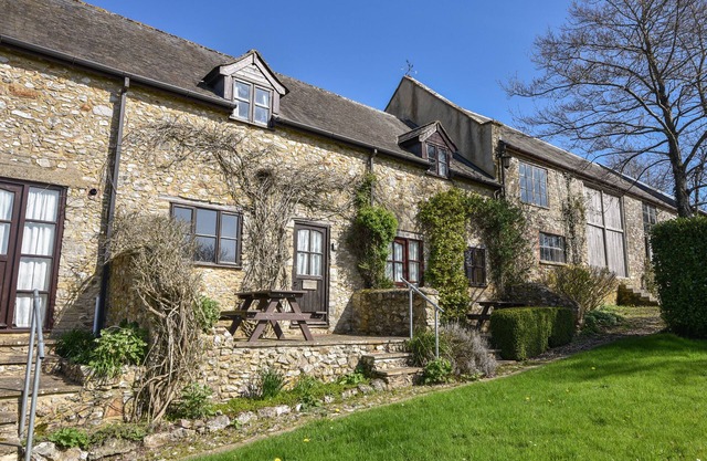 WISTERIA COTTAGE, pet friendly, character holiday cottage in Musbury