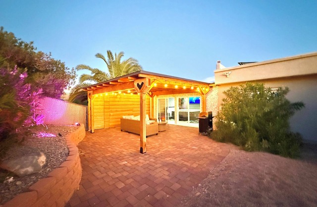 Wknd@Bernie's Private Villa includes enclosed Hot Tub room for Romantic Getaway!