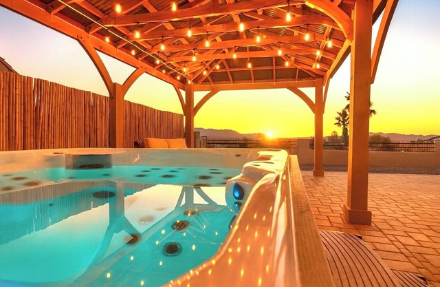 Wknd@Bernies 2Homes-2HotTubs-GAME ROOM, Private Compound-Amazing H2O/Mtn Views!