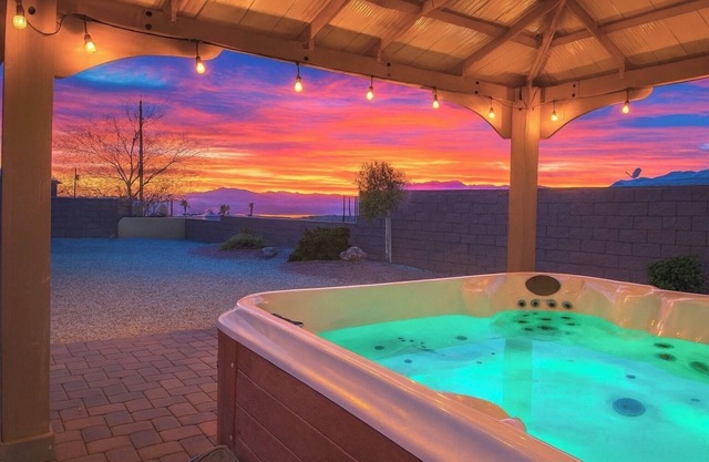 Wknd@Bernies Beautiful Sunset-Water Views, Prvt Heated Hot Tub, Large Game Room!
