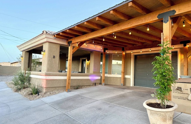 Wknd@Bernies-Romantic Secluded Desert Oasis-Cozy 2Bd Villa-Pvt Hot Tub Boat Prkg