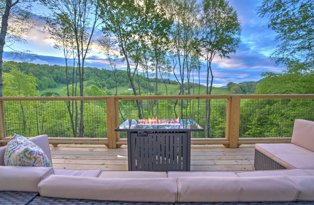 WNC Fall Retreat Views, Hot Tub + Game Room