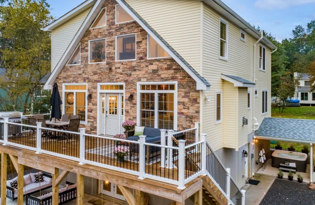 Wolf Run Lodge - Luxury 8bed/4bath. Hot Tub, Game Room, steps from lake/pool