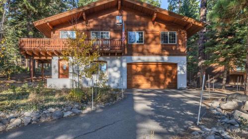 Wolfs Lair by AvantStay Swiss Chalet w Private Hot Tub Access to Northstar Resort Community
