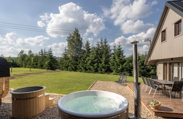 Wonderful private villa for 10 people with WIFI, hot tub, TV, terrace and pets allowed