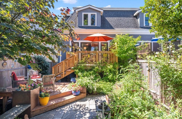 Wonderful Alberta Townhome /w Patio and Garden Seating, Bright Open Layout, Close to Food and Drinks