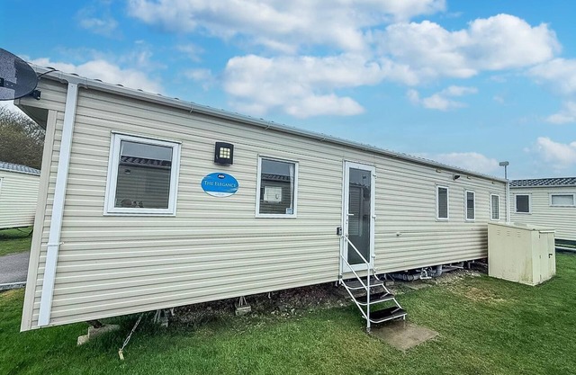 Wonderful dog-friendly caravan at Kessingland Beach in Suffolk ref 90033BC