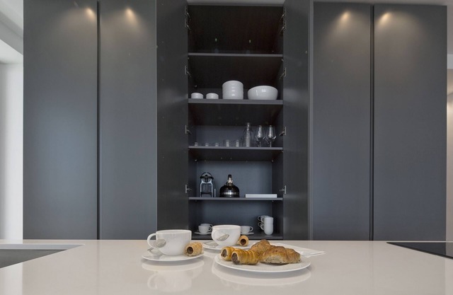 Wonderful first-row apartment with bay window overlooking the sea.