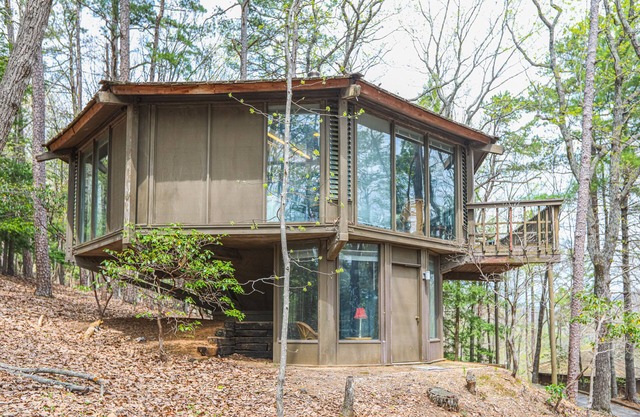 Wonderful hideaway with WiFi, furnished balcony & full kitchen