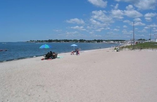 Wonderful location, walk to beach, private yard, credit cards