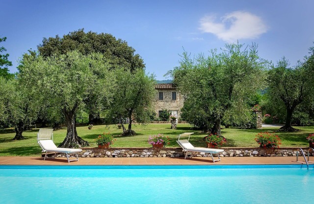 Wonderful private villa with A/C, private pool, WIFI, TV, patio and panoramic view, close to Lucca