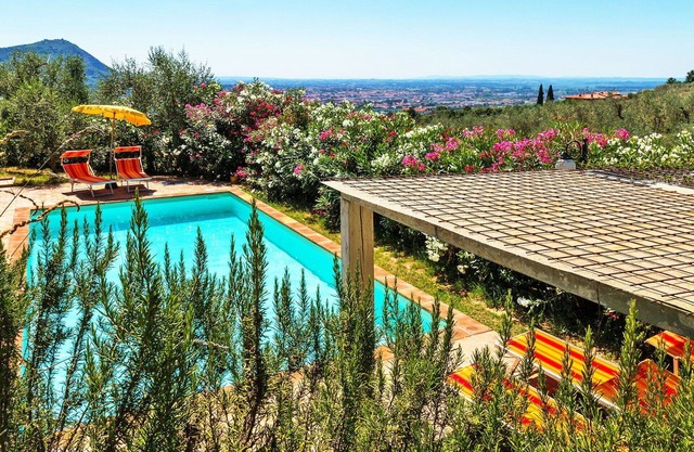 Wonderful private villa with A/C, private pool, hot tub, WIFI, TV, patio and pets allowed