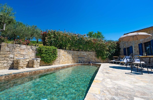 Wonderful private villa for 6 guests with private pool, A/C, hot tub, WIFI, TV, terrace and park.