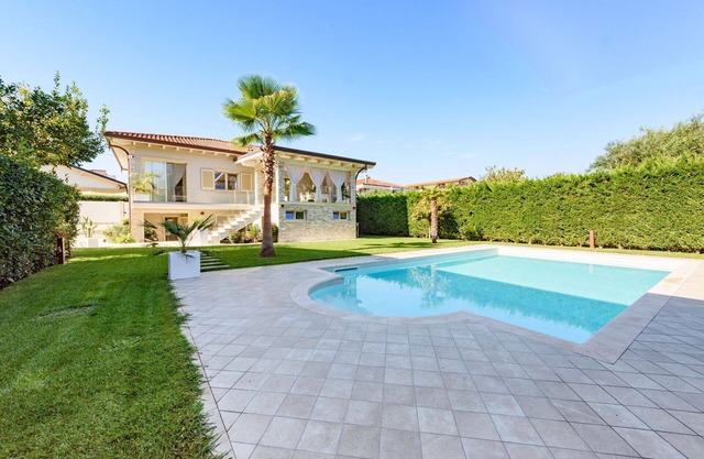 Wonderful private villa for 10 people with WIFI, private pool, A/C and TV, close to Forte Dei Ma.