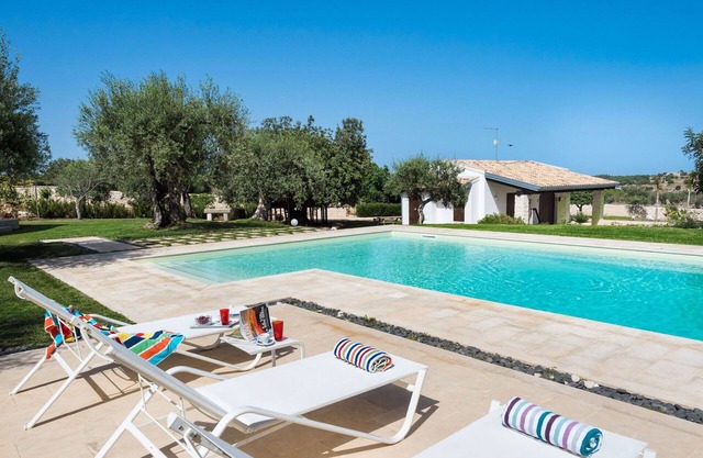 Wonderful private villa for 10 guests with private pool, WIFI, A/C, TV, patio and parking