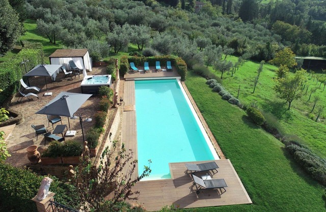 Wonderful private villa with hot tub, WIFI, A/C, private pool, TV, patio, close to San Gimignano