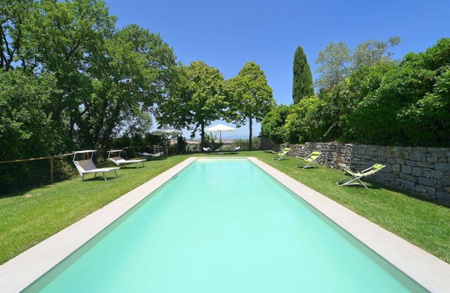 Wonderful private villa for 8 guests with private pool, hot tub, WIFI, TV, balcony and pets allo.