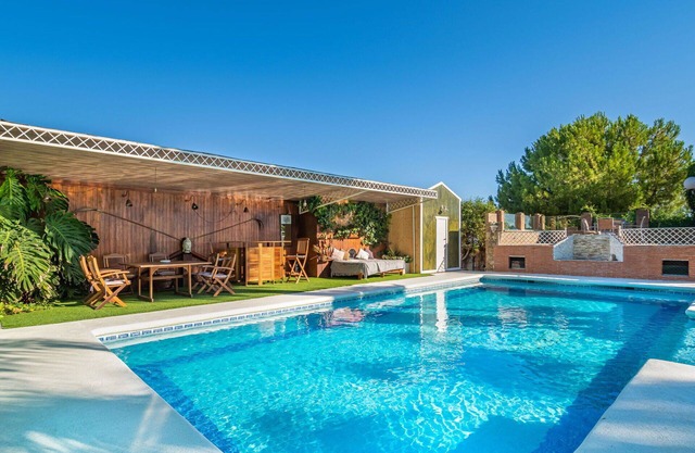 Wonderful private villa with WIFI, private pool, hot tub, A/C, TV, patio and pets allowed