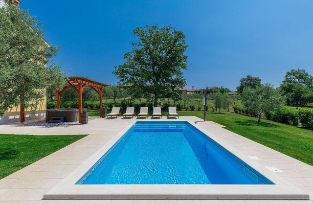 Wonderful private villa for 8 people with private pool, WIFI, A/C, hot tub, TV and patio