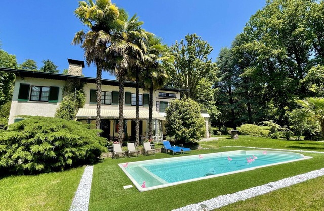 Wonderful private villa for 14 guests with WIFI, hot tub, private pool, TV, patio and pets allowed