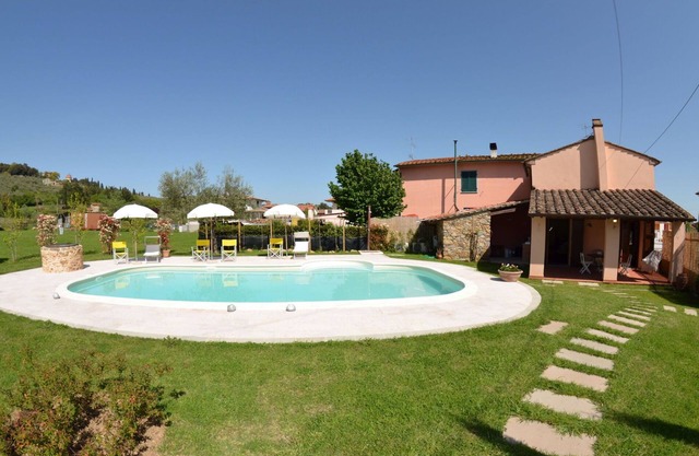 Wonderful private villa with private pool, WIFI, A/C, veranda and pets allowed, close to Lucca