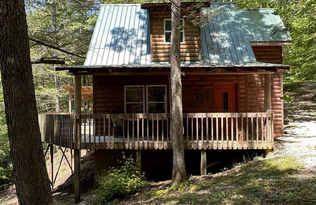 Wonderful secluded cabin with wi-fi, hot tub and large fire pit on a cliff side