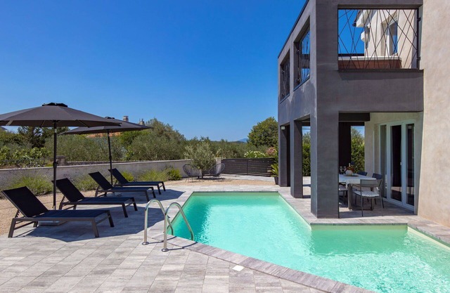 Wonderful villa for 5 guests with A/C, WIFI, hot tub, private pool, TV, terrace and pets allowed