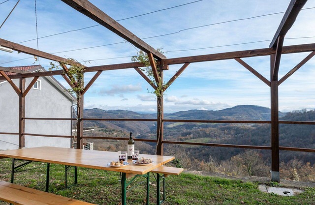 Wonderful villa for 7 people with hot tub, WIFI, TV, patio, pets allowed and panoramic view