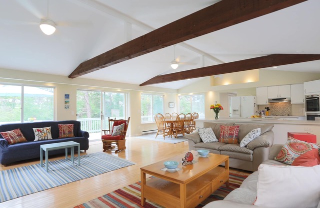 Wonderfully Spacious Home W/Large Deck Near Bay Beach and Cove