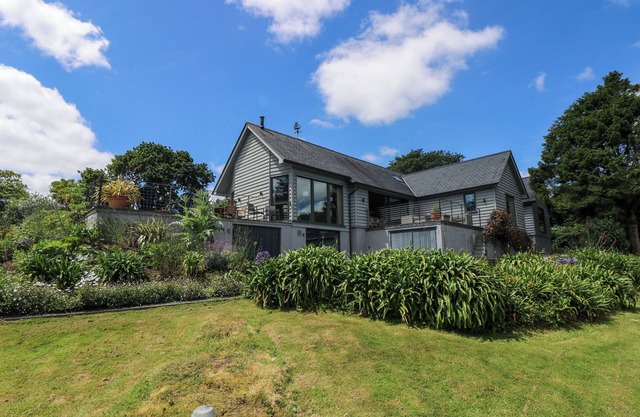 WOOD MEADOW, pet friendly, with open fire in Helford