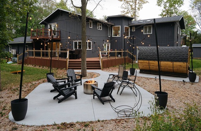 Wooded & Quiet, but Downtown. Spacious Home w/Smokeless Fire Pit, Barrel Sauna