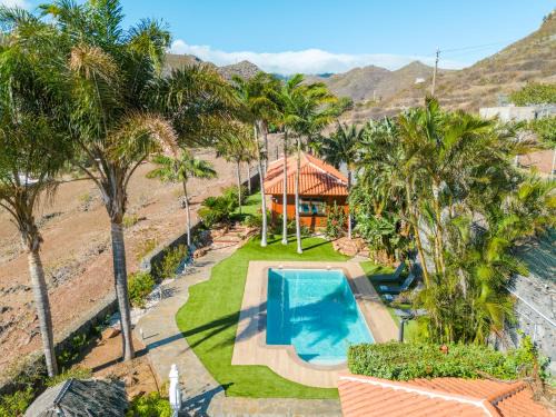 Wooden House with Private Pool Lush Garden