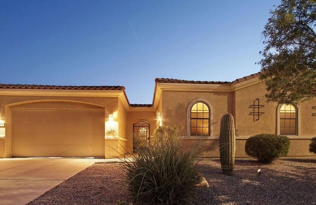 WoodHaven, Amazing Interior, Stunning Backyard, Combined Pool & Spa 11 x 20 Feet