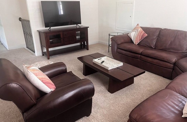 Woodlands House. 8 People, Restaurants, Movie Theater, HEB, Parks and Walkways.