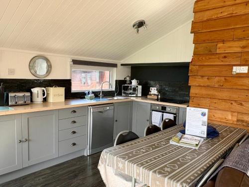 Woodpecker Lodge, Pet Friendly, Hoburne Passes included