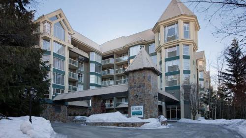Woodrun Lodge 414 | Cozy Ski-In Ski-Out Condo w/Shared Hot Tub, Pool, Fireplace, & Parking