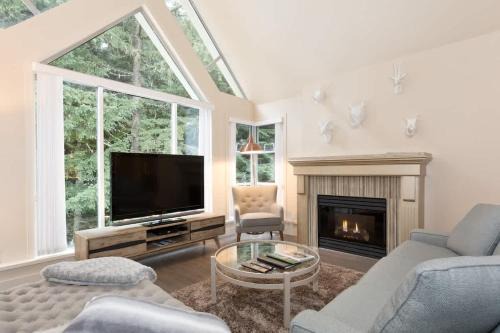 Woodrun Lodge 616 | Stylish Top Floor Ski-In & Out Condo by Upper Village w/Hot Tub, Pool, Parking