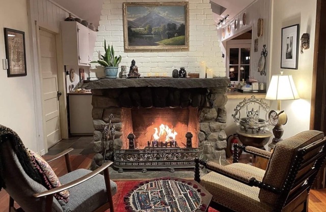 Woodstock Cottage with hot tub. Close to town yet very private.