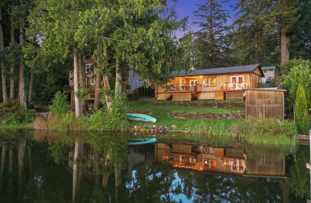 Woodsy Lakefront Cabin near Hood Canal – Hot Tub, Outdoor Shower, Kayak + More
