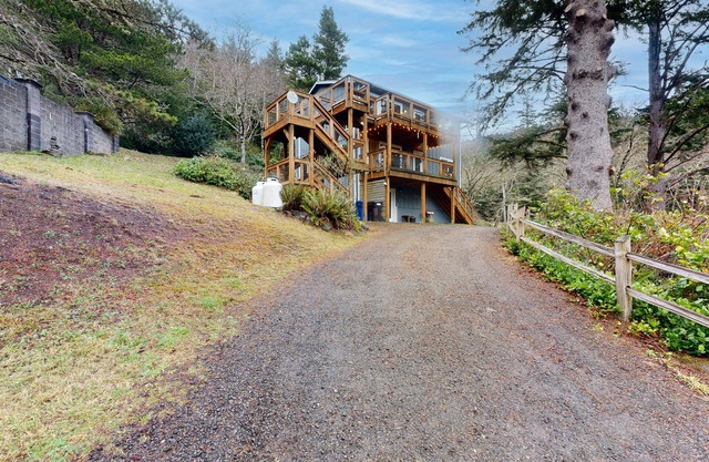Woodsy retreat near the beach with WiFi, washer/dryer & gas fireplace