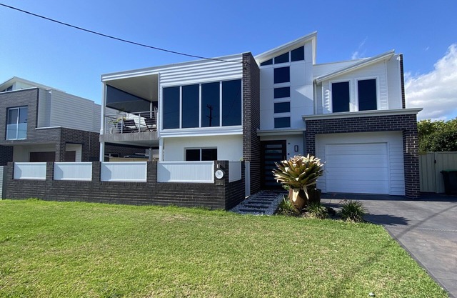 Woonona Beach House a few steps from patrolled beach, parks and cafes