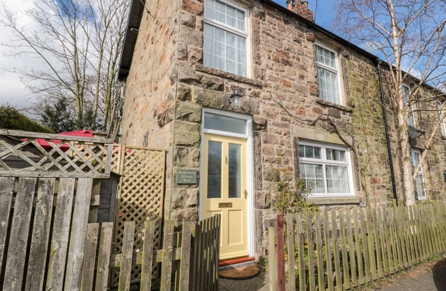 WORDSWORTH COTTAGE WEST, romantic, with open fire in Longframlington