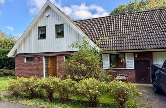 Worker Housing Volvo - 2 Units - 9 Beds - Parking lot