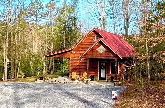 WOW! Beautiful Modern Mountain Cabin- Cozy-Peaceful-Secluded-Fire Pit-Wifi-Pets