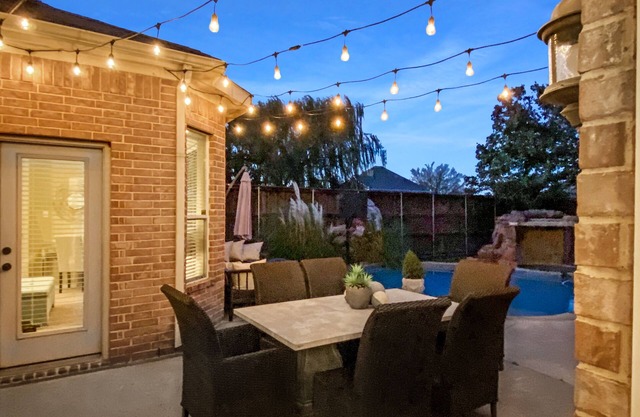 Wow! Gorgeous 4BR/3 BTH Home Professionally Designed, Pool & Hot Tub Sleeps 1-12