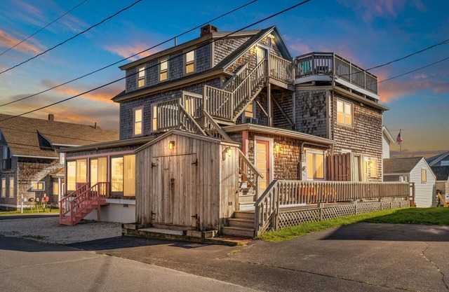 Wow! Newly Renovated Main Kitchen, Common Areas, Bathrms. Three Kitchens!